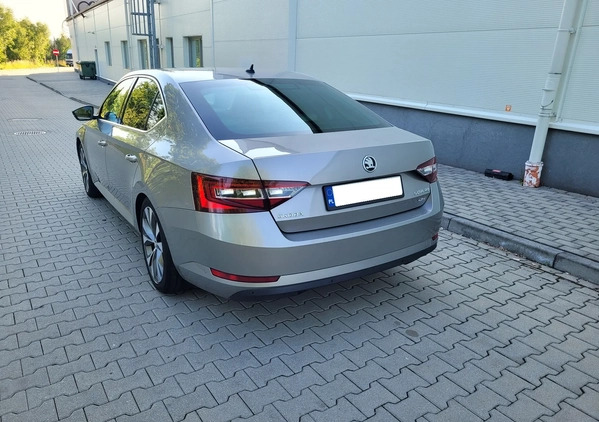 Skoda Superb cena 68000 przebieg: 268000, rok produkcji 2015 z Cieszyn małe 781